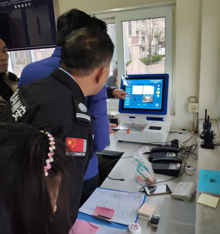在小區(qū)出入時(shí)，悅訪客，訪客機(jī)登記訪客信息跟手工登記哪個(gè)好?